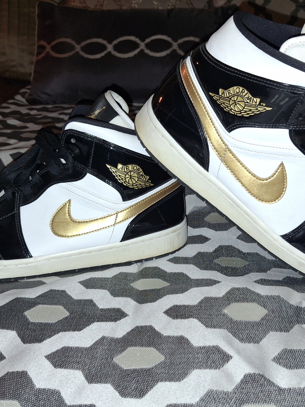 Nike Men's Black White Gold Low-Top Athletic Shoes